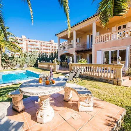 Holiday home Elegant With Garden